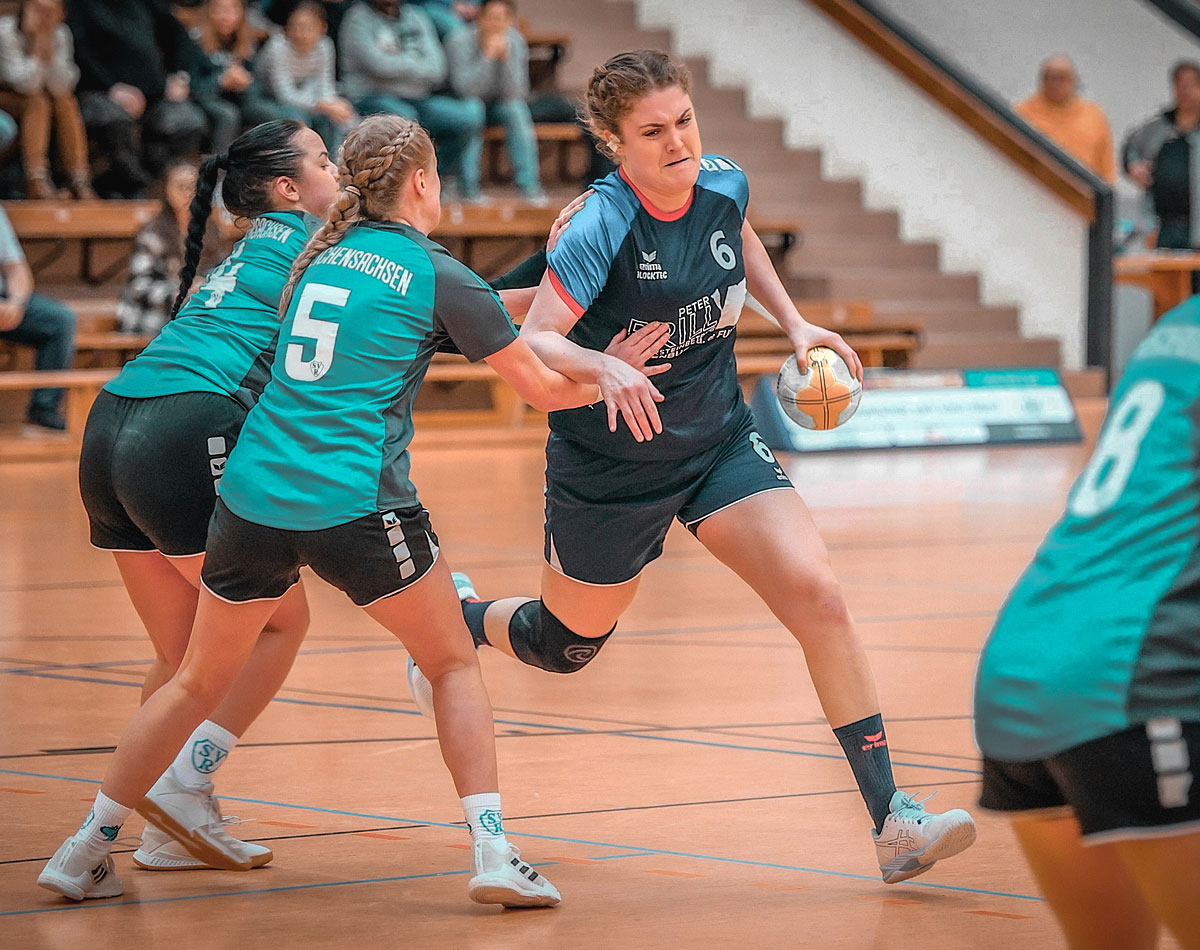 Auf dem Vormarsch: Michelle Friman (von links) und Sophie Hohmann versuchen Rotenburgs Fabienne Eidam zu stoppen. Foto: Stefan Kost-Siepl