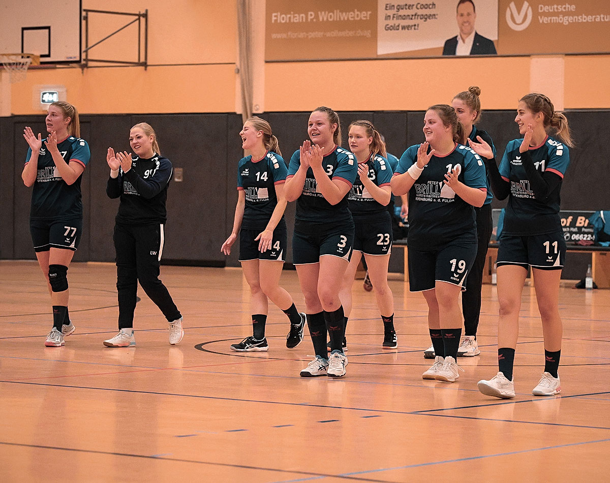 Glücklich nach dem letzten Spiel des Jahres: Die Rotenburgerinnen jubeln nach Abpfiff mit ihren Fans. Foto: Alicia KReth