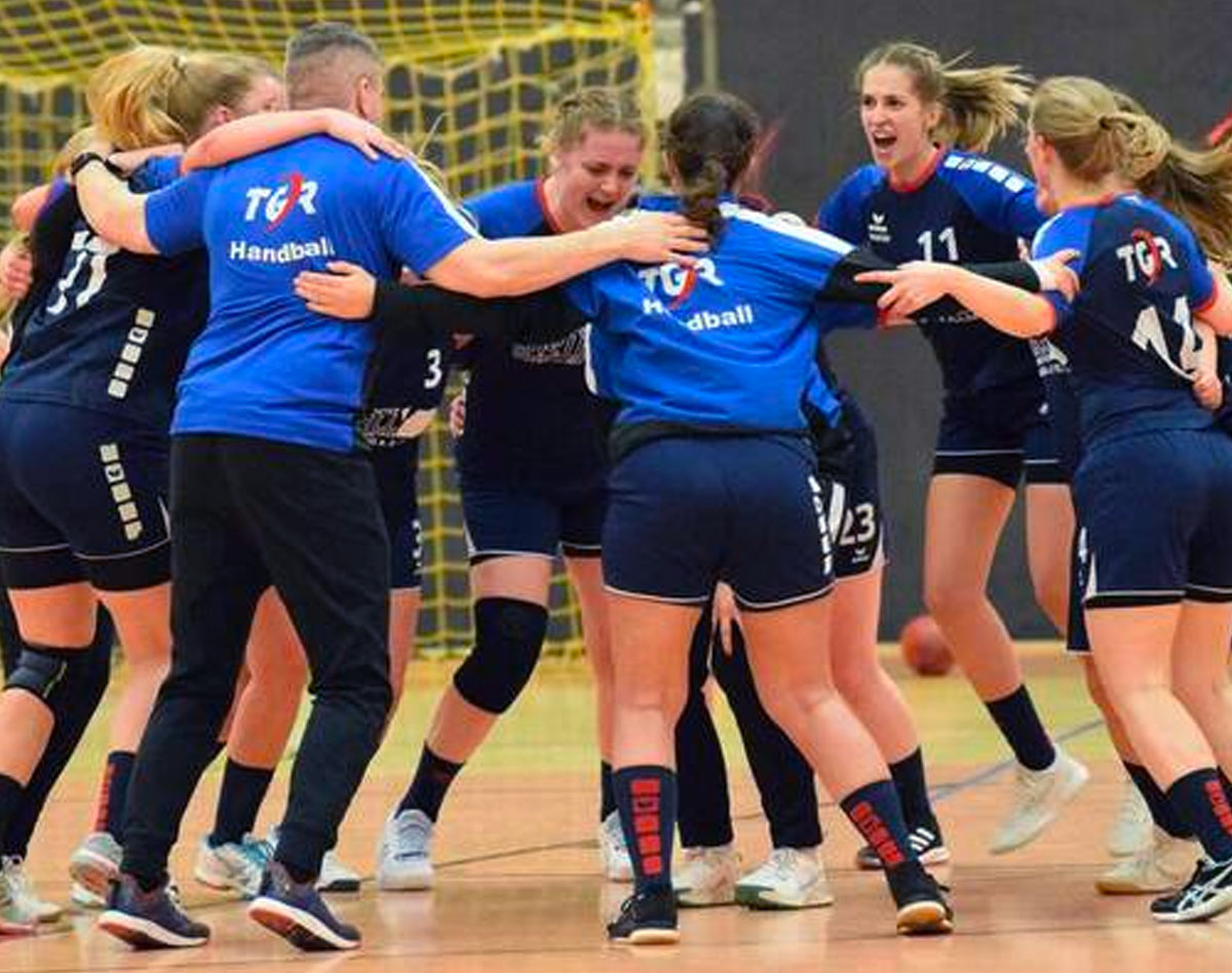 Großer Jubel nach Abpfiff herrschte am Samstag bei den Handballerinnen der TG Rotenburg, die ihr Heimspiel gegen die HSG Wesertal mit 26:22 gewannen. Foto: Alicia Kreth