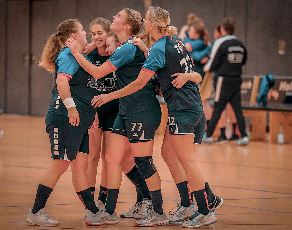 Sind gut drauf: Handballerinnen der TGR. Foto: HNA