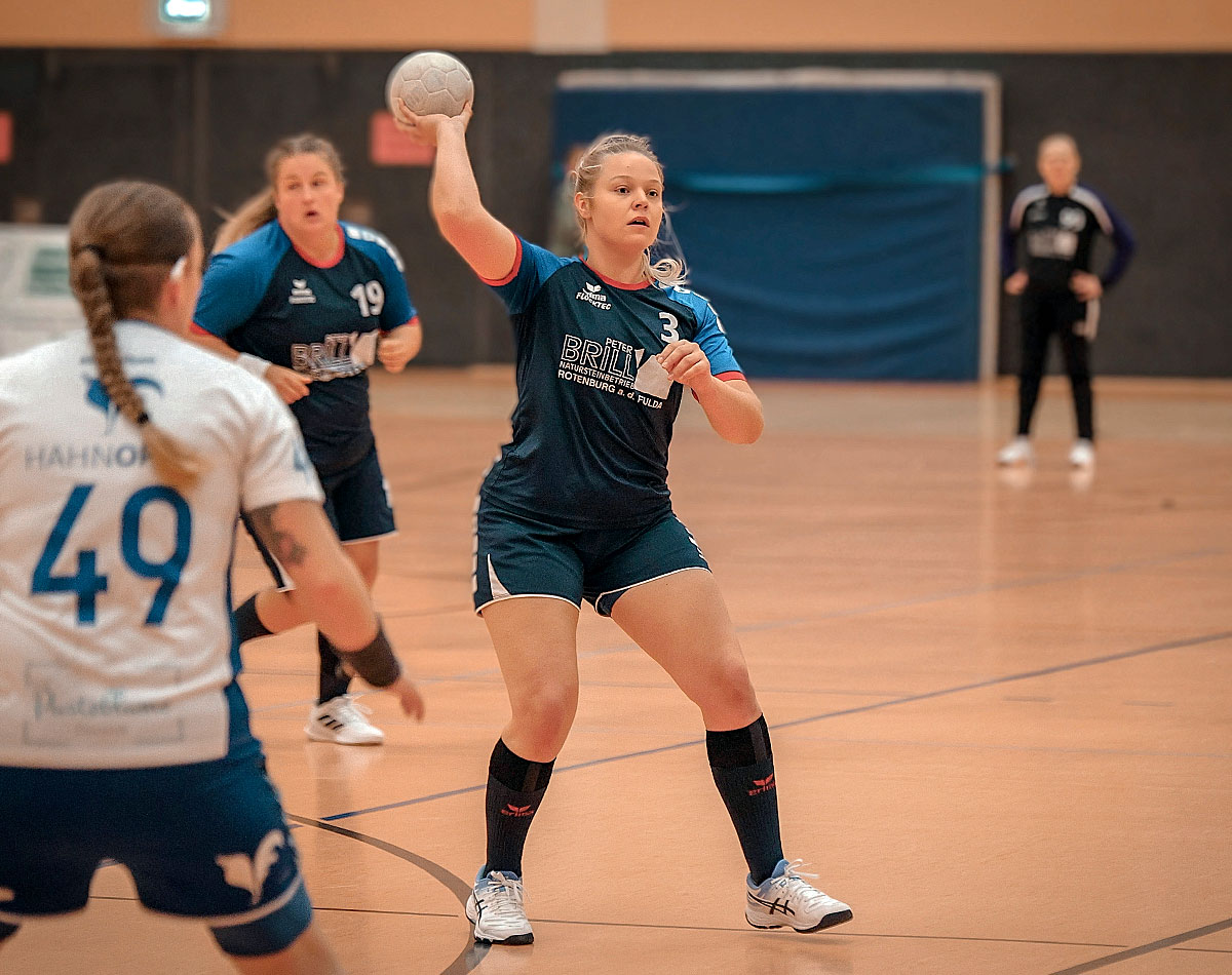 Schweres Unterfangen gegen Wollrode: Die TGR um Michelle Horn (blau), erwartet den TSV zum Heimspiel. Foto: HNA (Kost-Siepl / Kreth)