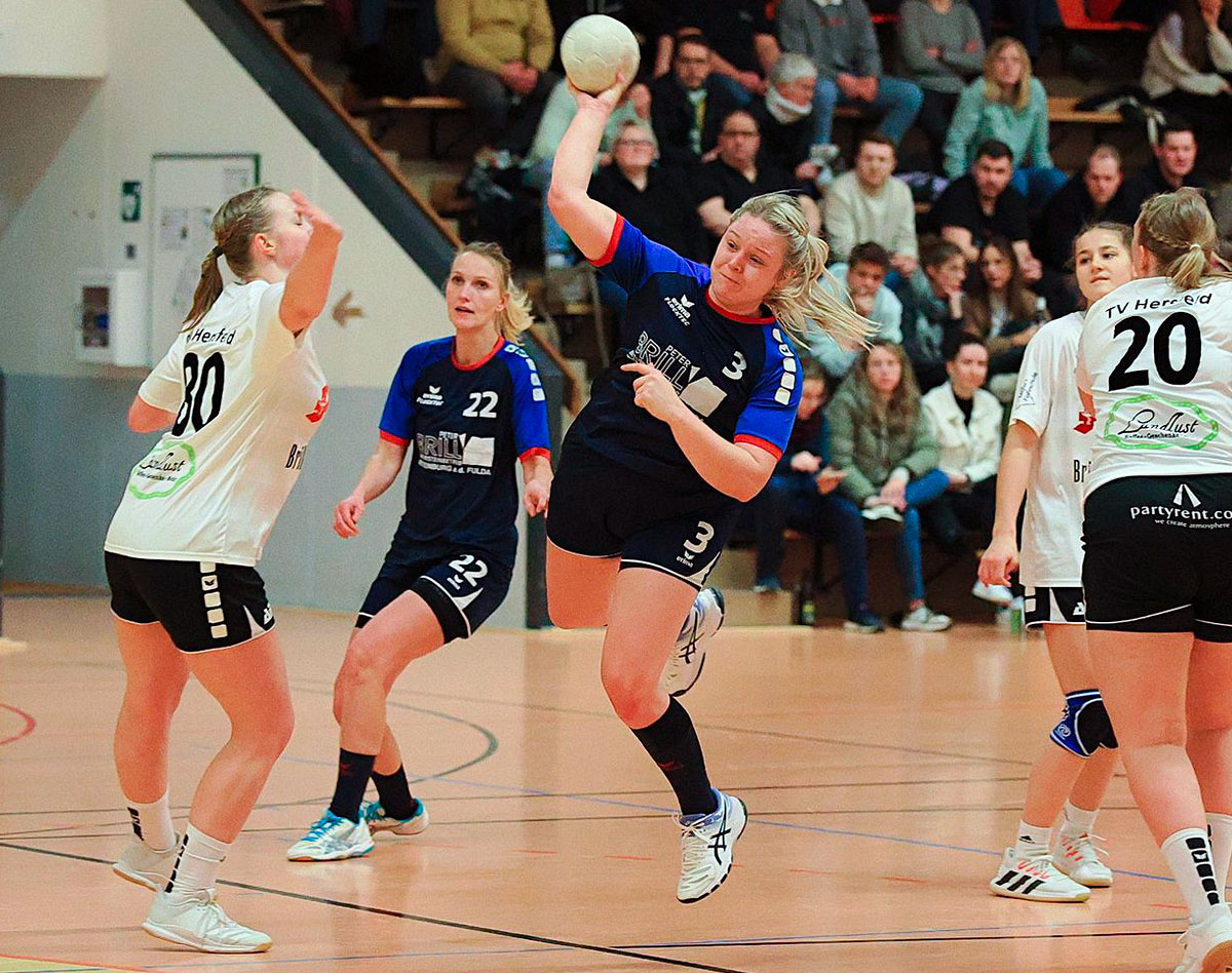 Überragte in einem schwachen Rotenburger Team: Michelle Horn, die achtmal traf. Links Elisabeth Pippert. Foto: Stefan Kost-Siepl