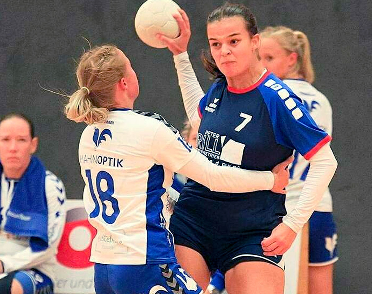 Feierte einen Einstand nach Maß: Rotenburgs Neuzugang Zoe Kunze (rechts), die hier von Dittershausens Nina Xourgias festgehalten wird. Foto: Stefan Kost-Siepl Feierte einen Einstand nach Maß: Rotenburgs Neuzugang Zoe Kunze (rechts), die hier von Dittershausens Nina Xourgias festgehalten wird. Foto: Stefan Kost-Siepl