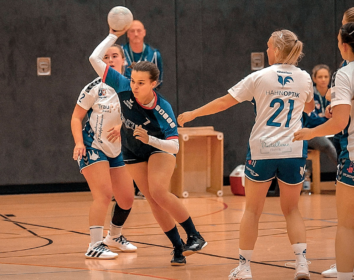 Alles reingelegt: Rotenburgs Zoe Kunze (blau). Foto: Alicia Kreth (HNA)