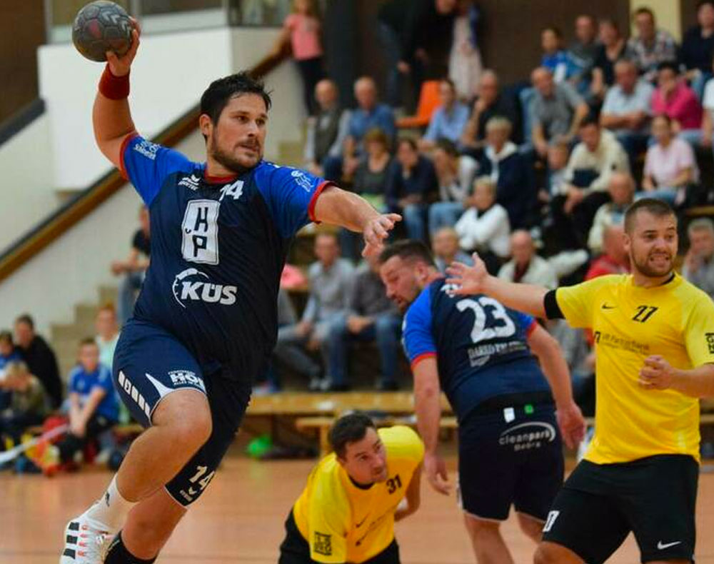 Enttäuschung zum Heimauftakt: Die TG Rotenburg um Torjäger Boze Balic (links), der elf Treffer beisteuerte, kam im Heimspiel gegen Gensungen/Felsberg II, hier mit Daniel Grothnes (rechts), nicht über ein 31:31 hinaus. Foto: Alicia Kreth Enttäuschung zum Heimauftakt: Die TG Rotenburg um Torjäger Boze Balic (links), der elf Treffer beisteuerte, kam im Heimspiel gegen Gensungen/Felsberg II, hier mit Daniel Grothnes (rechts), nicht über ein 31:31 hinaus. Foto: Alicia Kreth