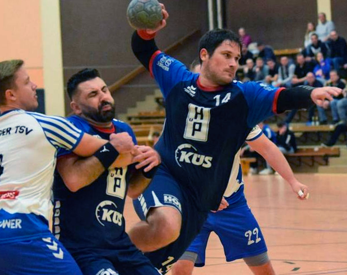 Wollen mannschaftlich geschlossen dagegenhalten: So wie in dieser Szene Rotenburgs Petar Cutura (Zweiter von links), hier gegen Fabian Otto, seinem Teamkollegen Boze Balic den Weg freiräumt. Foto: Alicia Kreth