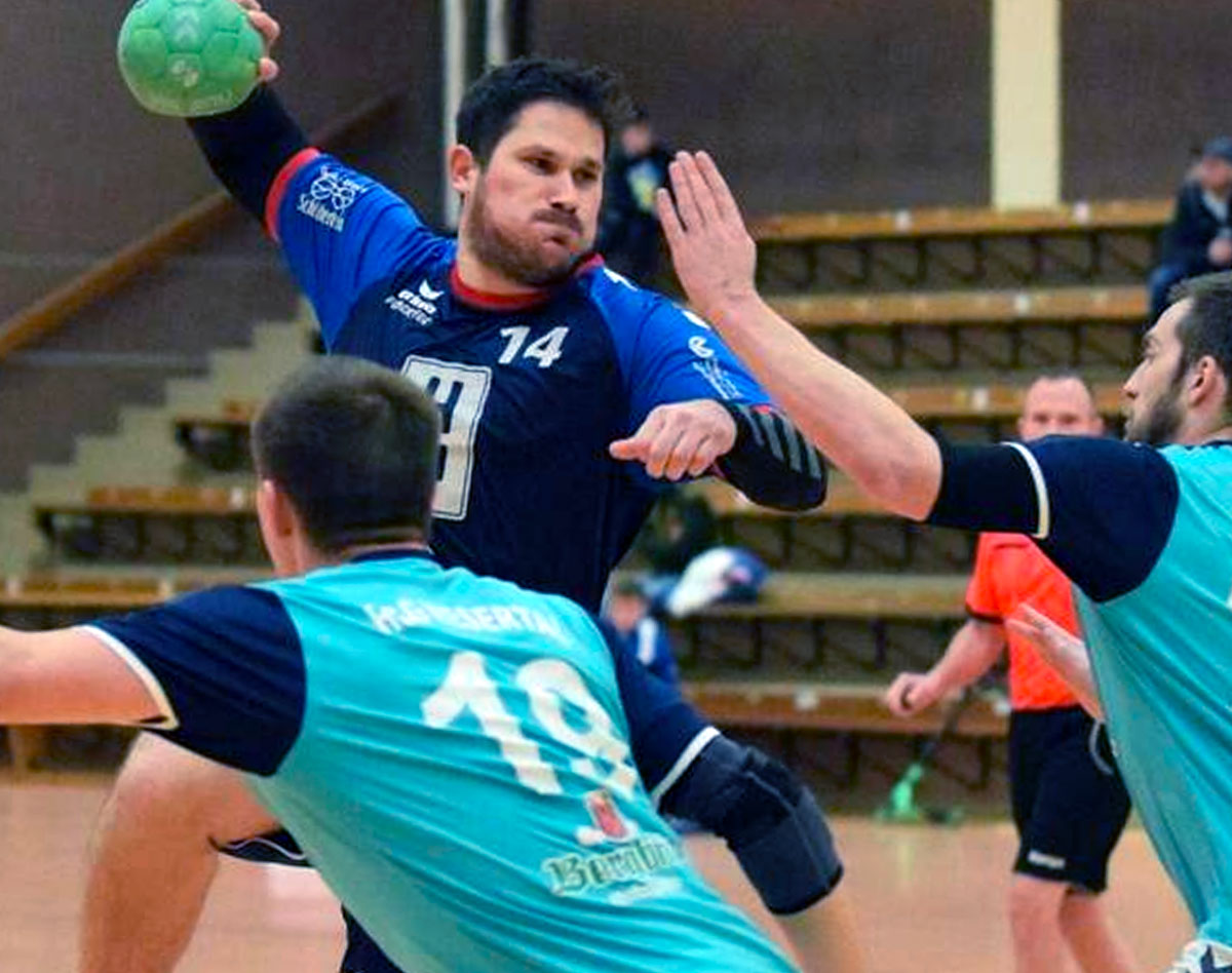 Ging vorneweg: Boze Balic (in Blau) kommt gegen Julian Brunst (links) und Yannic Neurath zum Abschluss. Foto: Alicia Kreth