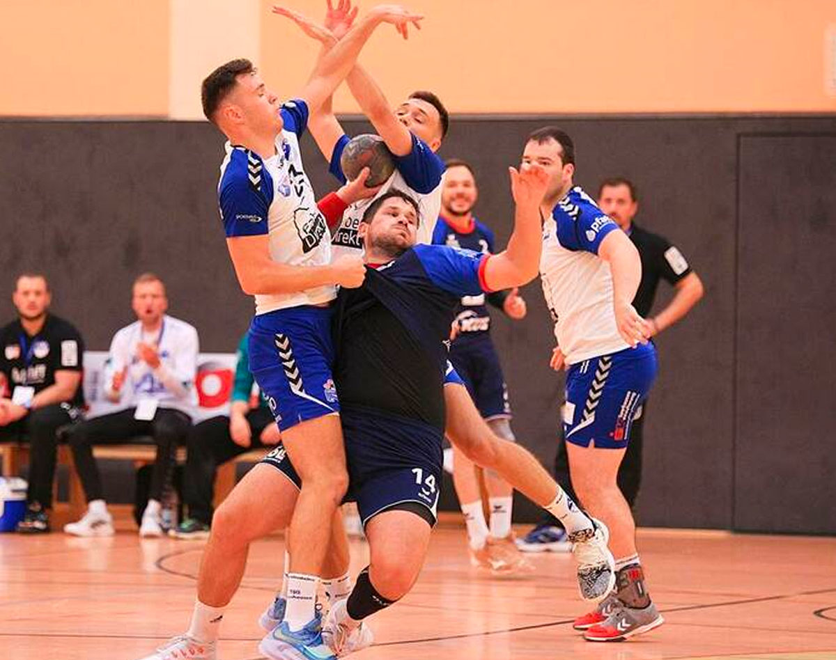 Seine Rückkehr war immens wichtig: Boze Balic (dunkles Trikot) traf achtmal für die TGR. Hier muss er sich der Brüder Magnus (links) und Fynn Benedix (hinten) erwehren. Die Szene stammt aus dem Hinspiel im Herbst. Fotos: Stefan Kost-Siepl