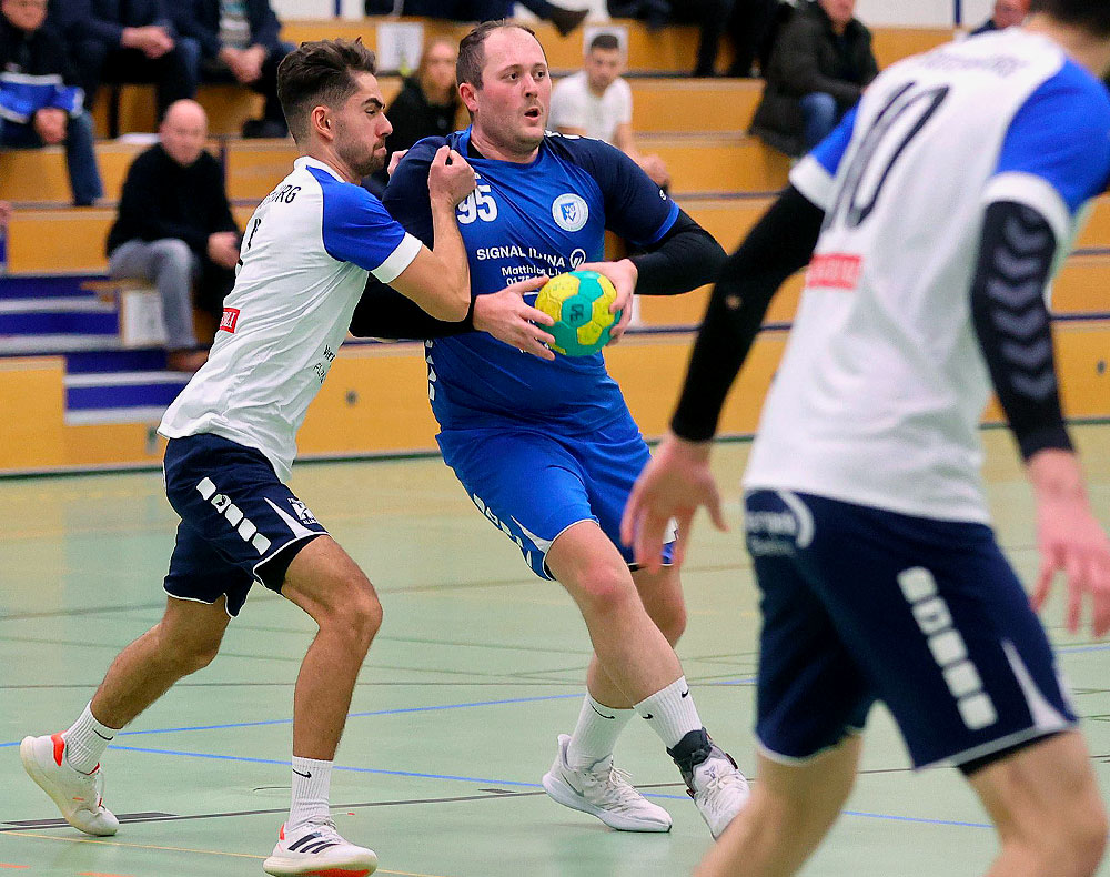 Harte Bandagen: Jan Dobriczikowski, der ein gutes Spiel im Rotenburger Trikot machte (links), versucht, den Bettenhäuser Igor Schuldes am Abschluss zu hindern. Foto: Andreas Fischer