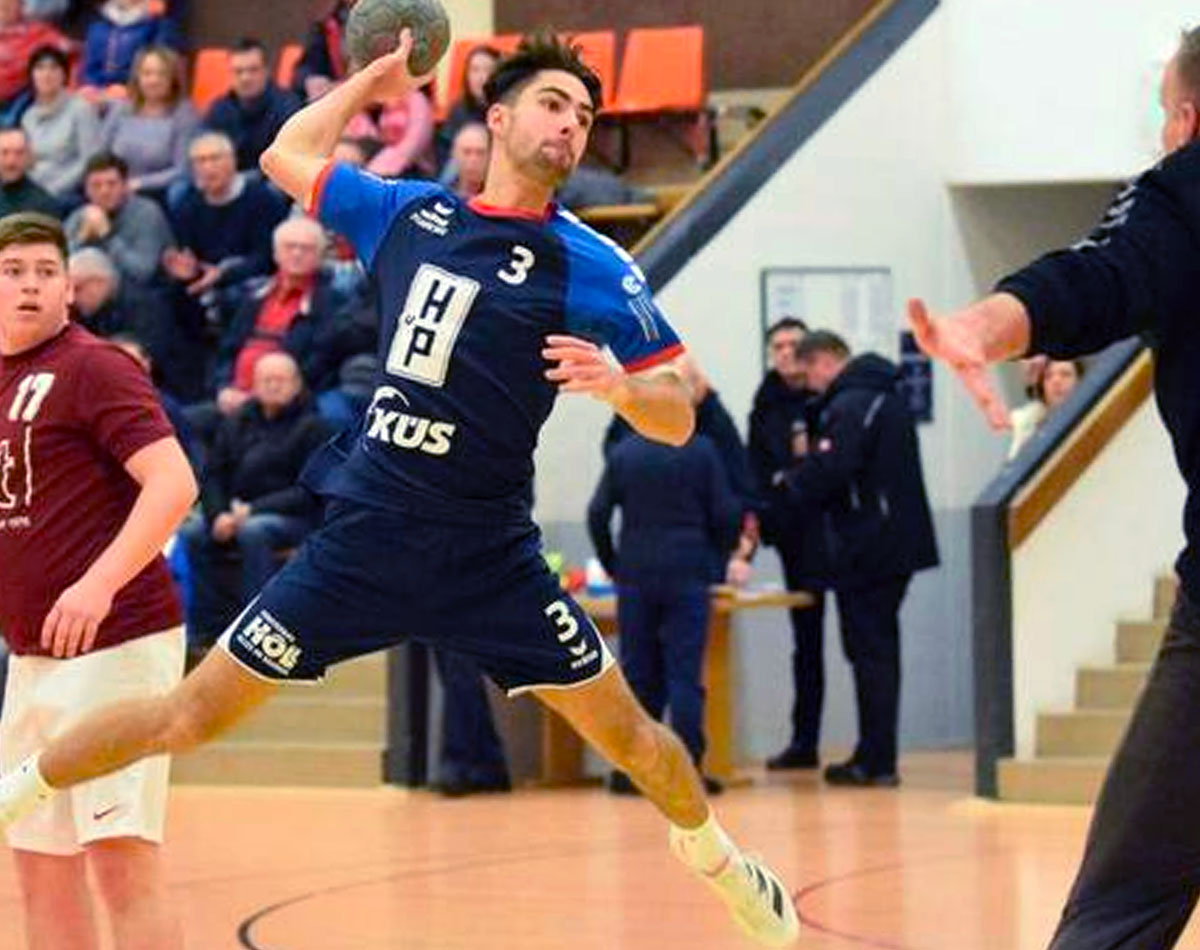 Frei durch ist in dieser Szene Jan Dobriczikowski von der TG Rotenburg gegen Wanfrieds Keeper Stephan Harseim, dessen VfL am Ende siegte. Foto: A. KReth
