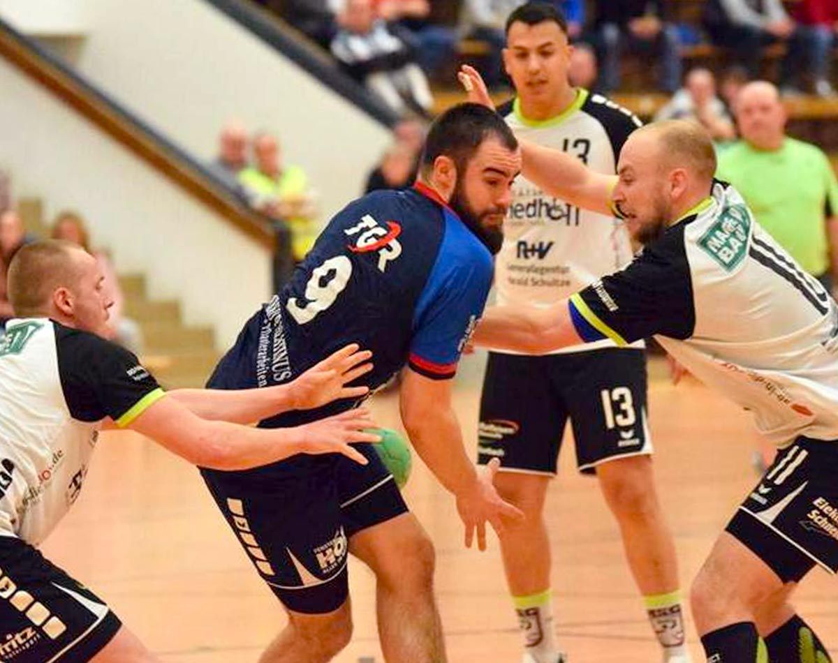 In Bedrängnis: Rotenburgs Janik Hagemann (in Blau) setzt sich gegen die Twistetaler Jakob Gleumes (von links), Florian Heß und Nils Pohlmann durch. Foto: Alicia Kreth