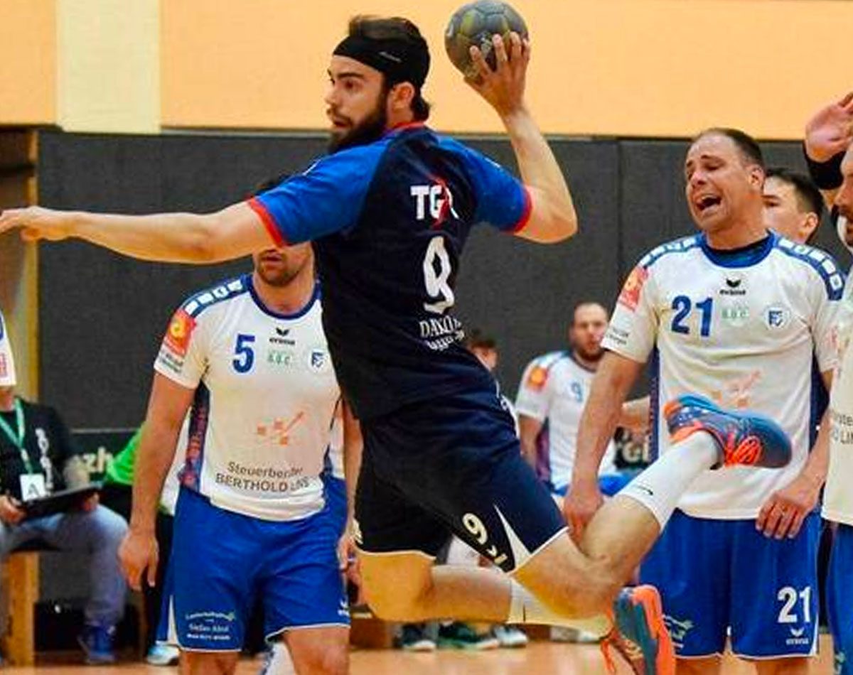 Sein Wurf im Hinspiel landete um Sekundenbruchteile zu spät im Tor: Janik Hagemann, hier in einem Spiel gegen Bettenhausen, konnte nicht mehr für die TGR ausgleichen. Foto: Alicia Kreth