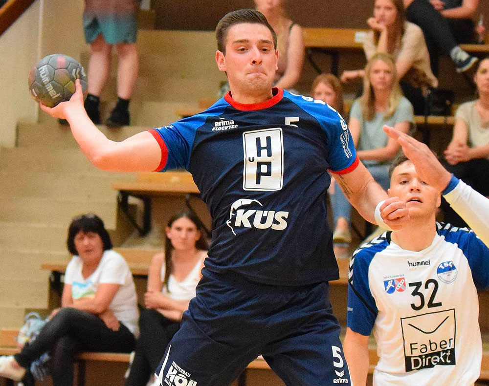 Im Anflug: Rotenburgs Linksaußen Niklas Fischer setzt mit seinem Team zum ersten Heimsieg an. Foto: Alicia Kreth Im Anflug: Rotenburgs Linksaußen Niklas Fischer setzt mit seinem Team zum ersten Heimsieg an. Foto: Alicia Kreth