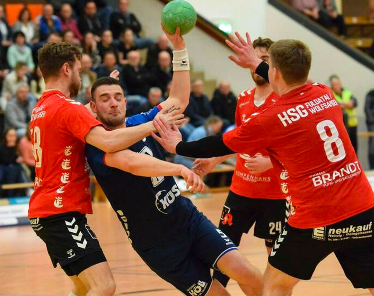 Augen zu und durch: Niklas Fischer (in Blau) kommt trotz großer Gegenwehr von Paul Helbing (links) und Marcel Mangels zum Abschluss. Foto: Alicia Kreth