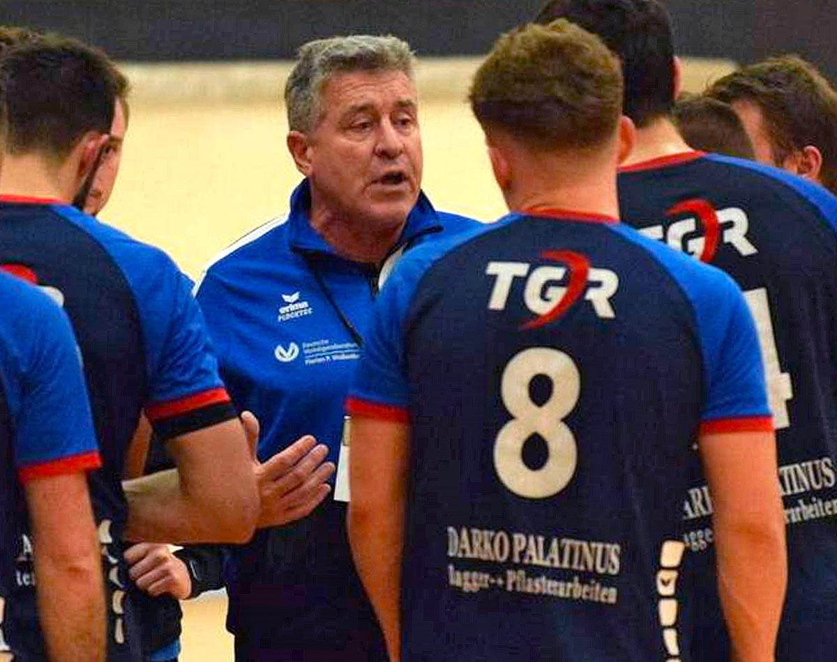 Der Trainer gibt die Richtung im Abstiegskampf vor: Robert Nolte (Mitte) gibt seinen Jungs während einer Auszeit neue Anweisungen. Foto: Alicia Kreth