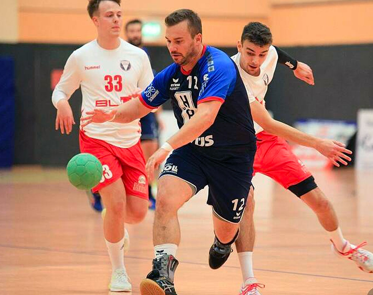 Schneller Routinier: Rotenburgs Simon Golkowski (vorne) entwischt zwei Spielern von Körle/Guxhagen. Fotos: Stefan Kost-Siepl Schneller Routinier: Rotenburgs Simon Golkowski (vorne) entwischt zwei Spielern von Körle/Guxhagen. Fotos: Stefan Kost-Siepl