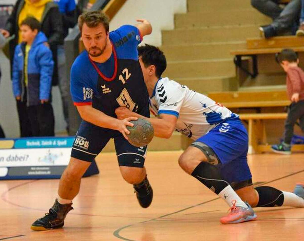 Alles reingehängt: Die Eschweger um Bojan Manojlovic (rechts) kämpften sich in der zweiten Halbzeit gegen die TG Rotenburg um Simon Golkowski zurück und entschieden die Partie in der Schlussphase für sich. Foto: Alicia KReth
