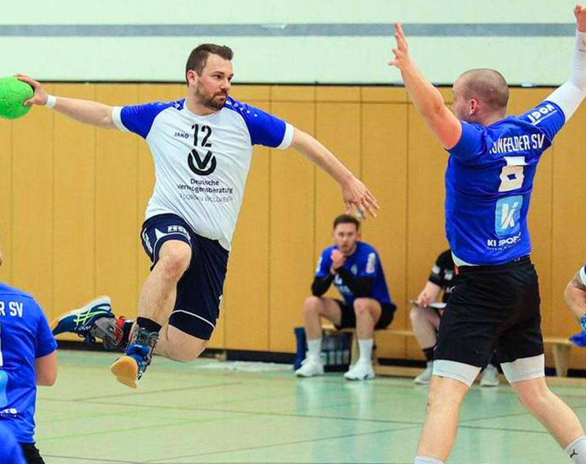 Duell in der Luft: Simon Golkowski (links) will seinen Wurf an Jannik Bachus vorbei zirkeln. Foto: Stefan Kost-Siepl