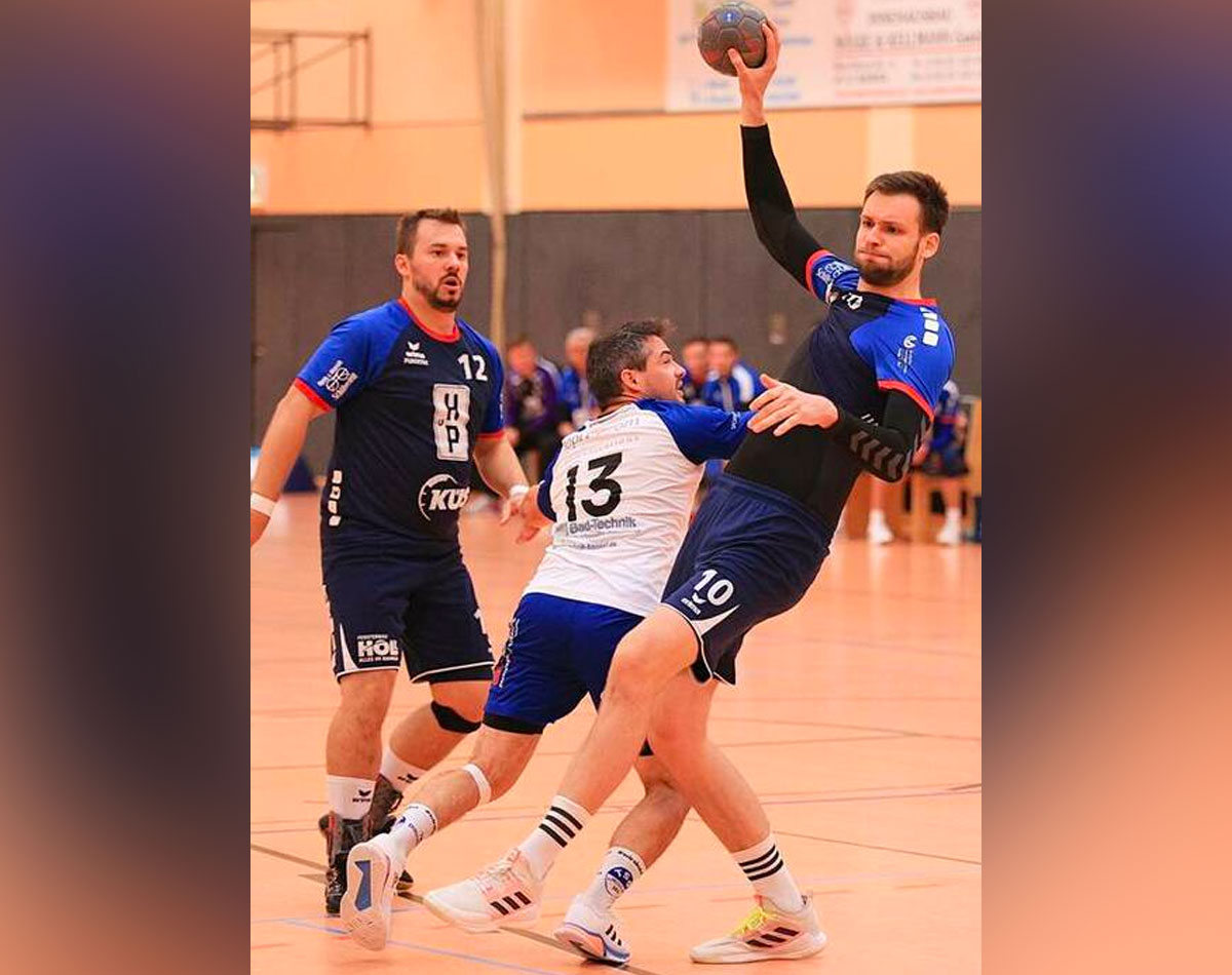 Aus dem Tritt gebracht: Die Rotenburger um Simon Golkowski (links) und Johannes Krapf (rechts), der hier von Dittershausens Mathias Siebert bedrängt wird, fanden erst in der zweiten Hälfte zu ihrem Spiel. Foto: Stefan Kost-Siepl Aus dem Tritt gebracht: Die Rotenburger um Simon Golkowski (links) und Johannes Krapf (rechts), der hier von Dittershausens Mathias Siebert bedrängt wird, fanden erst in der zweiten Hälfte zu ihrem Spiel. Foto: Stefan Kost-Siepl
