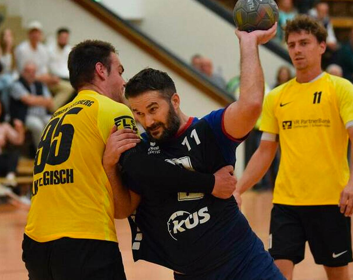 Gegen starke Aufsteiger gefordert: Die Rotenburger um Tomislav Balic (in Blau), hier gegen Maik Gerhold (links), haben in dieser Saison mit den Liga-Neuligen richtig zu kämpfen. Foto: Alicia Kreth Gegen starke Aufsteiger gefordert: Die Rotenburger um Tomislav Balic (in Blau), hier gegen Maik Gerhold (links), haben in dieser Saison mit den Liga-Neuligen richtig zu kämpfen. Foto: Alicia Kreth