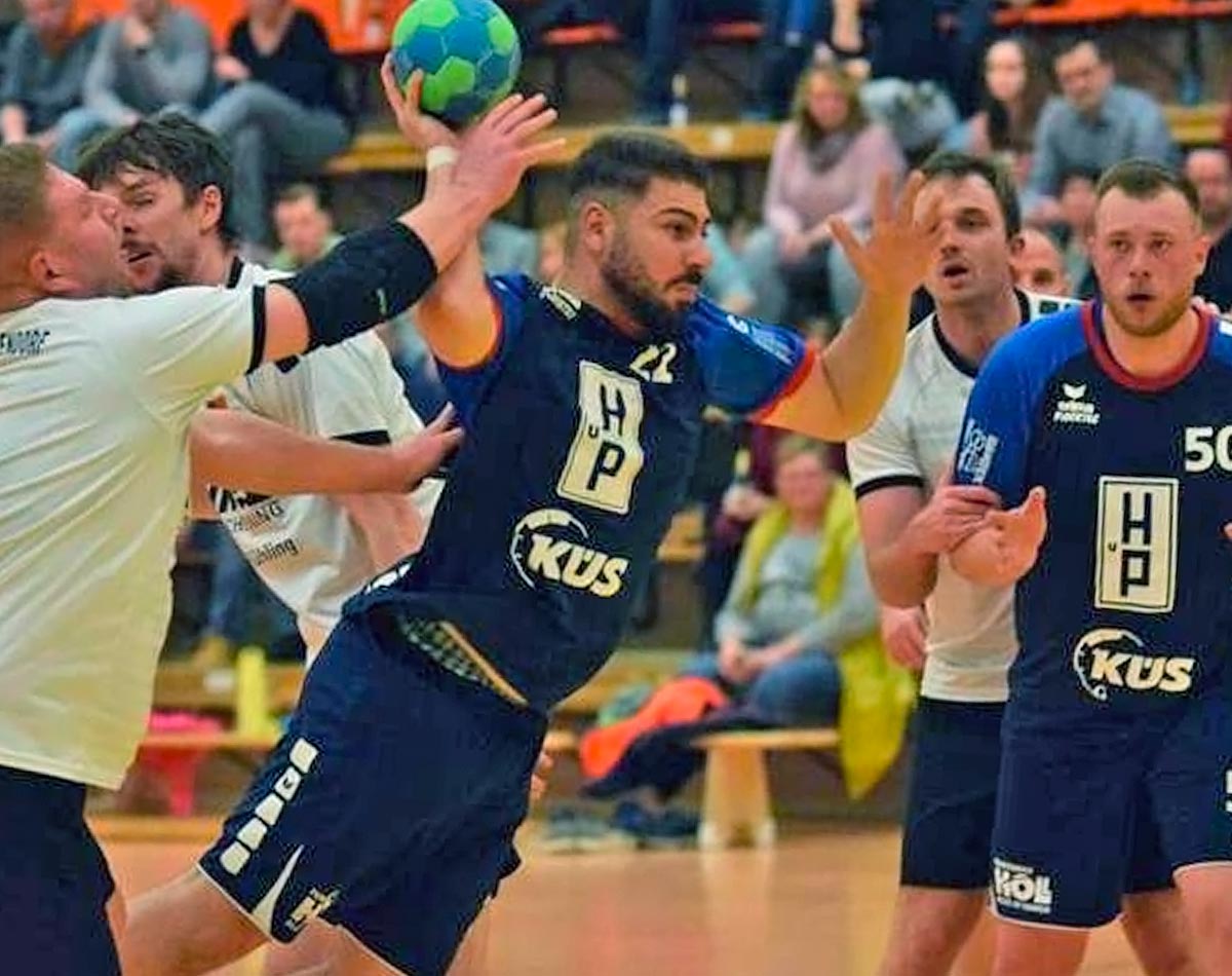 Unter Druck: Der Rotenburger Christopher Gerlich (am Ball) versucht sich gegen Bad Sooden-Allendorfs Tim Vogeley (links) durchzusetzen. Rechts beobachtet Sören Bläschke die Szene. Foto: Alicia Kreth