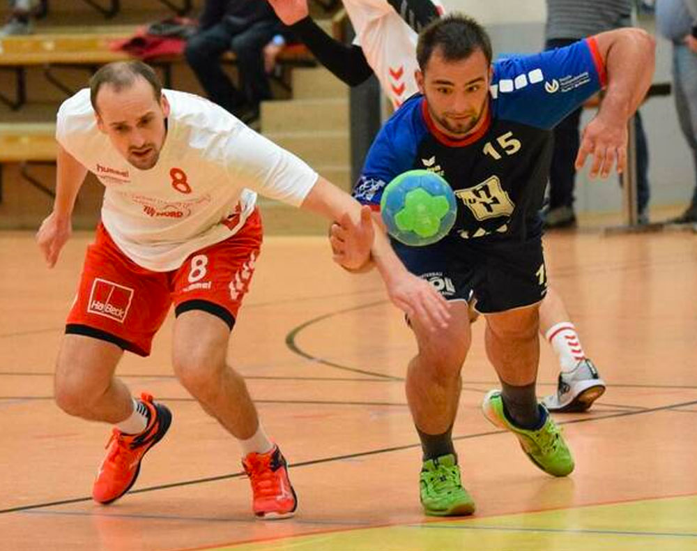 Duell am Kreis: Rotenburgs Joshua Wiegand (rechts) kommt vor Datterodes Christoph Fischer an den Ball. Sein Abschluss wurde allerdings pariert. Foto: alicia Kreth