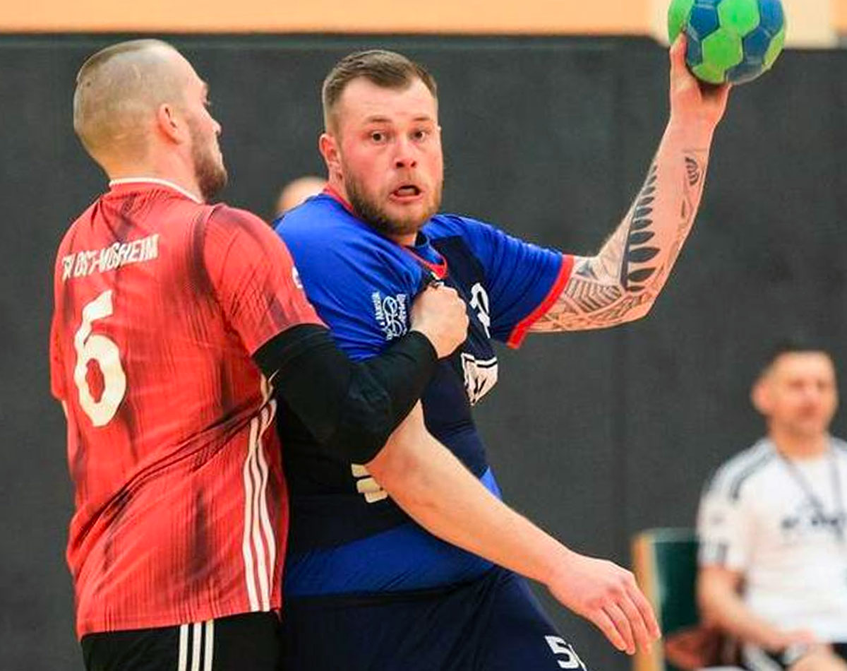 Im Kampf um den Ball: Ost-Mosheims Jannis Balke (links) versucht den Rotenburger Sören Bläschke am Abschluss zu hindern. Foto: Stefan Kost-Siepl