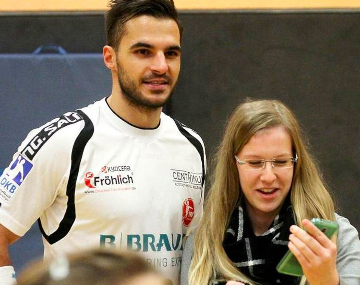 Autogramme und Selfies: MT-Sportdirektor Michael Allendorf, beim Testspiel 2015 noch aktiver Spieler, nahm sich Zeit für die Wünsche der Fans. Archiv-Foto: Thomas Walger