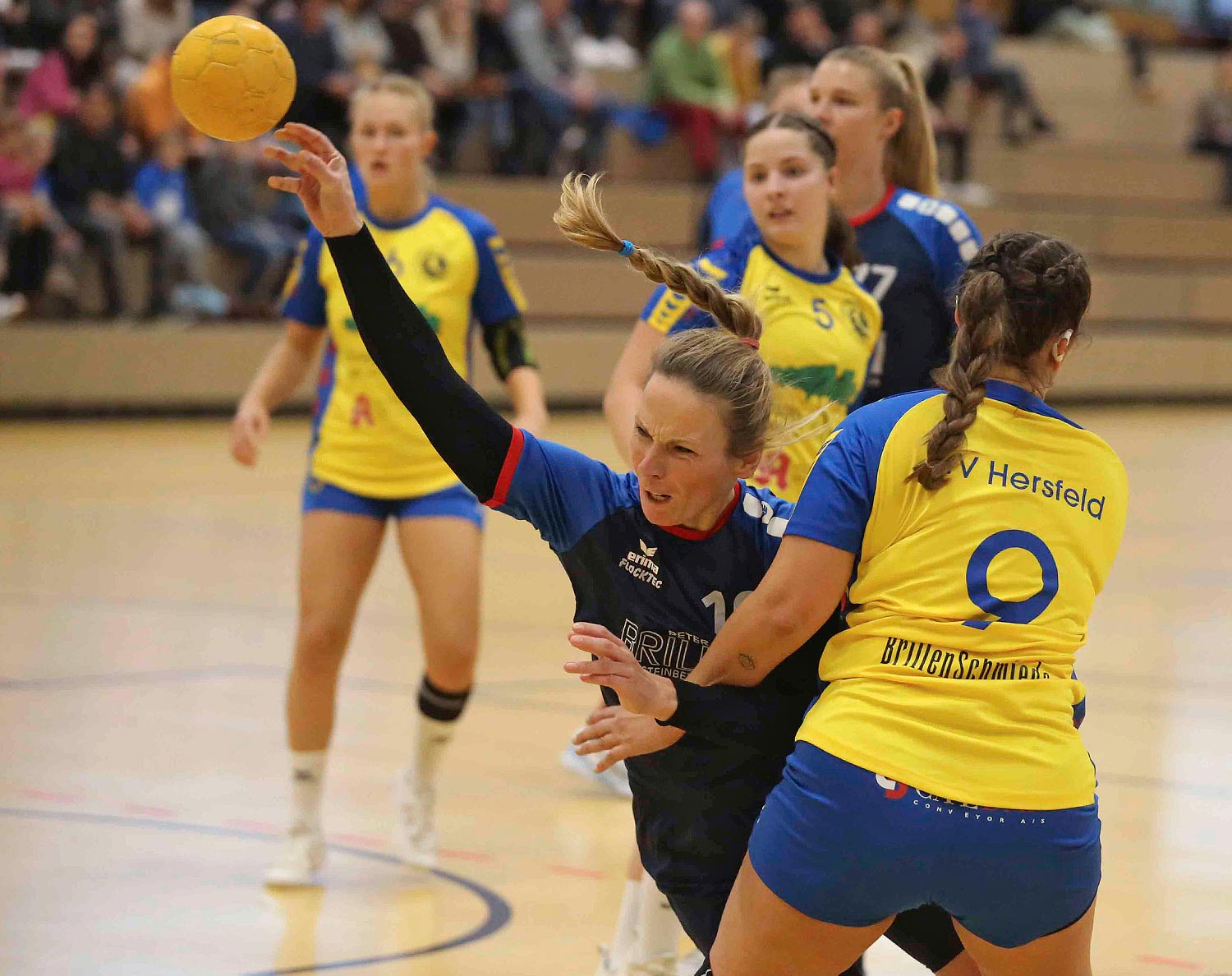 Aus voller Kraft: Rotenburgs Anette Lusky (in Blau) hat sich einen Weg durch die Hersfelder Deckung gebahnt und kommt zum Abschluss. Foto: Friedhelm Eyert