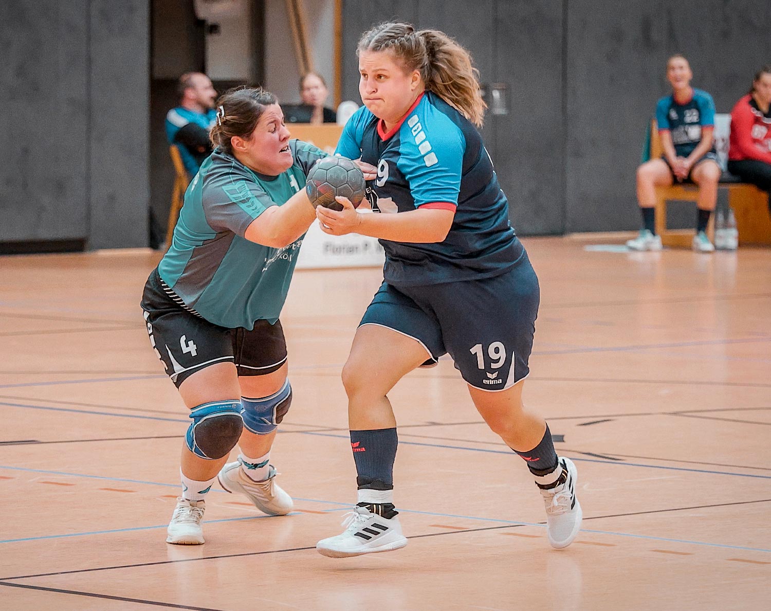 Auf enorme Gegenwehr stellt sich die TGR um Christina Stiefel (rechts) auch in Oberzwehren ein. Foto: Stefan Kost-Siepl