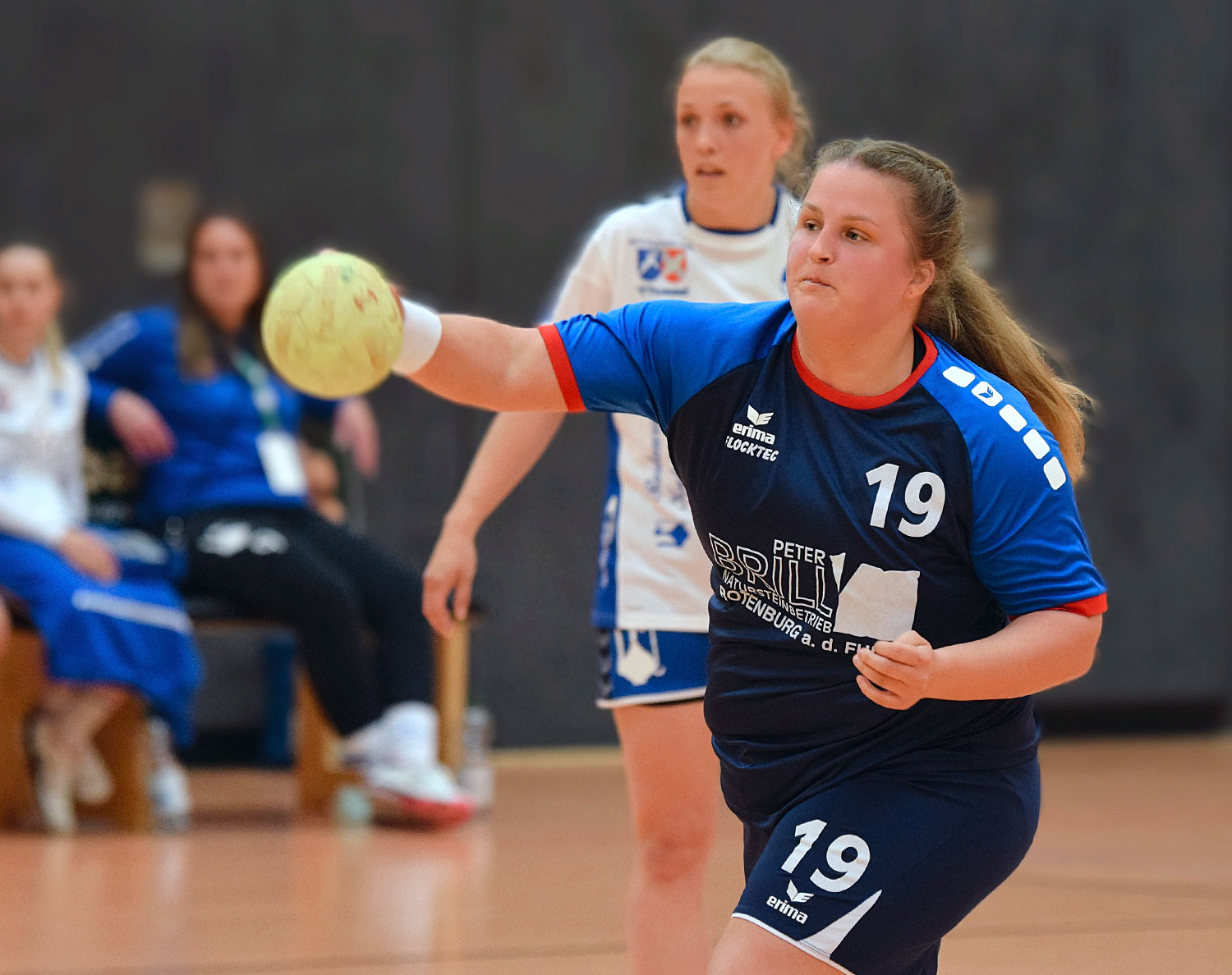 Energisch: Rotenburgs Christina Stiefel, hier bei einem Siebenmeter in einem Spiel gegen die TSG Dittershausen in der vergangenen Saison. Foto: Alicia Kreth