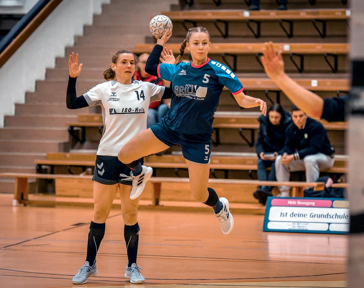 Johanna Grunwald im Anflug: So wie die Rotenburgerin hier gegen Wesertals Angela Keßeler kam die TGR selten zum Zug. Foto: Stefan Kost-Siepl