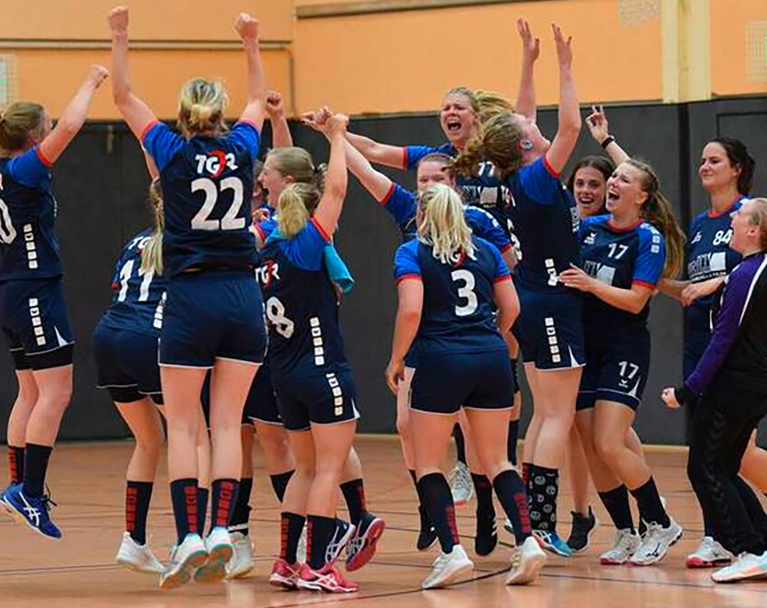 Groß war die Freude nach dem letzten Sieg gegen Baunatal: Im Juni vergangenen Jahres feierte die TG Rotenburg im Abstiegsrunden-Finale gegen die HSG in der allerletzten Spielminute den Klassenerhalt. Archiv-Foto: Alicia Kreth