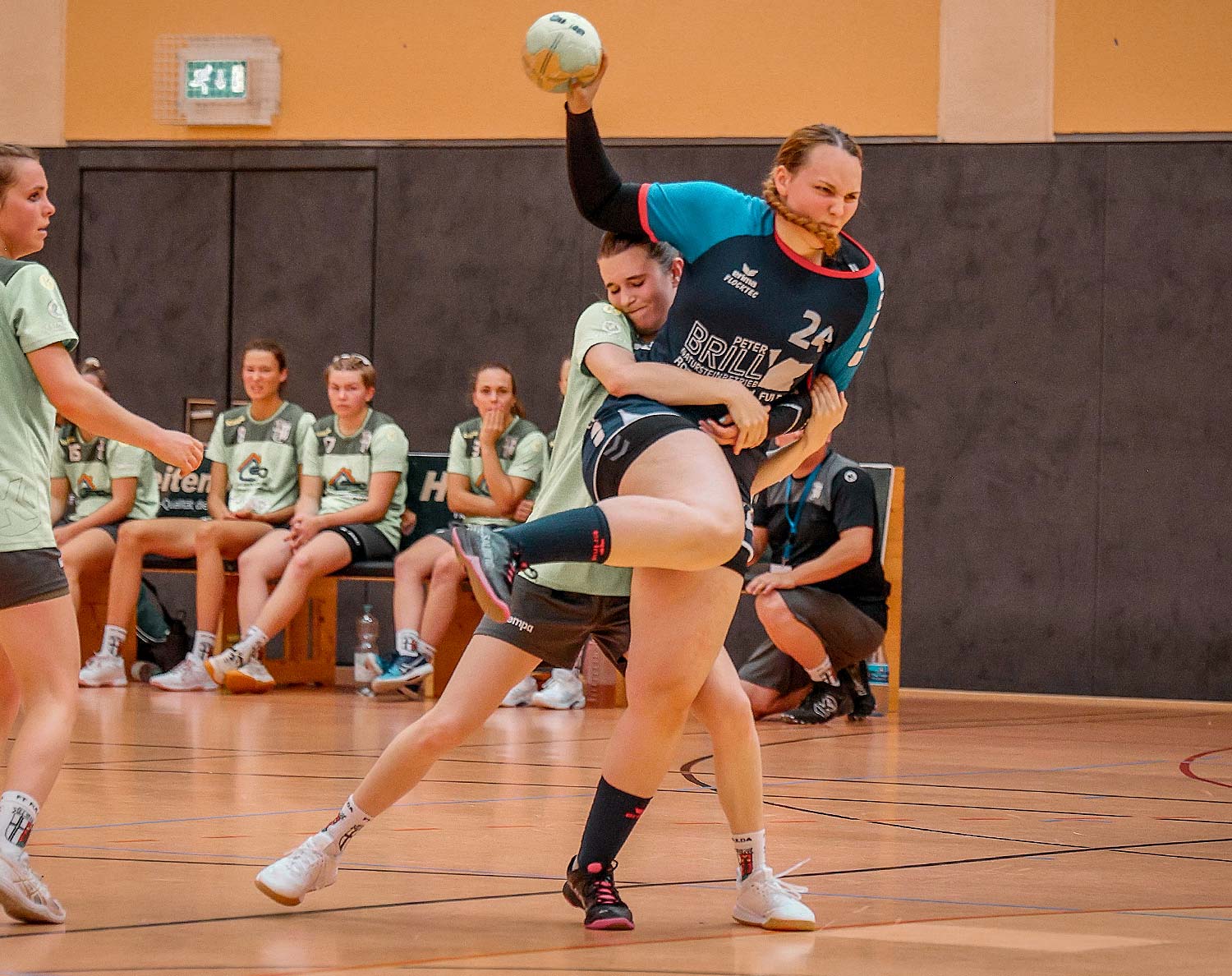 Ließ sich auch durch einen Klammergriff nicht aufhalten: Lilly Burau, der bei ihrem starken Punktspiel-Debüt für die TGR drei Tore gelangen. Foto: Stefan Kost-Siepl