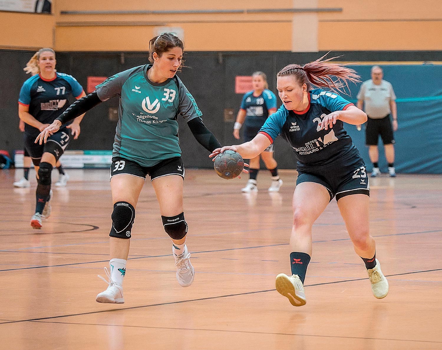 Ein Auftritt zum Vergessen: Bei Maria Dickhaut (rechts), hier bei einem Gegenstoß gegen Laura Heckmann, und ihrem Team klappte am Samstag nur sehr wenig. Foto: Stefan Kost-Siepl