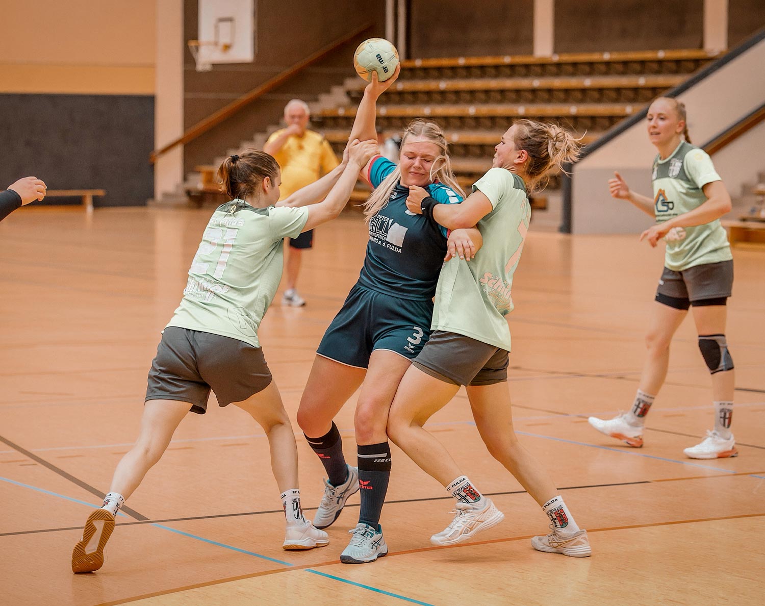 Nicht aufzuhalten: Michelle Horn (Mitte) erzielte zwölf Treffer für die TGR und brachte ihre Mannschaft in der entscheidenden Phase auf die Siegerstraße. Hier mühen sich Christine Joecks (links) und Jana Lebenstedt vergeblich gegen sie. © Stefan Kost-Siepl