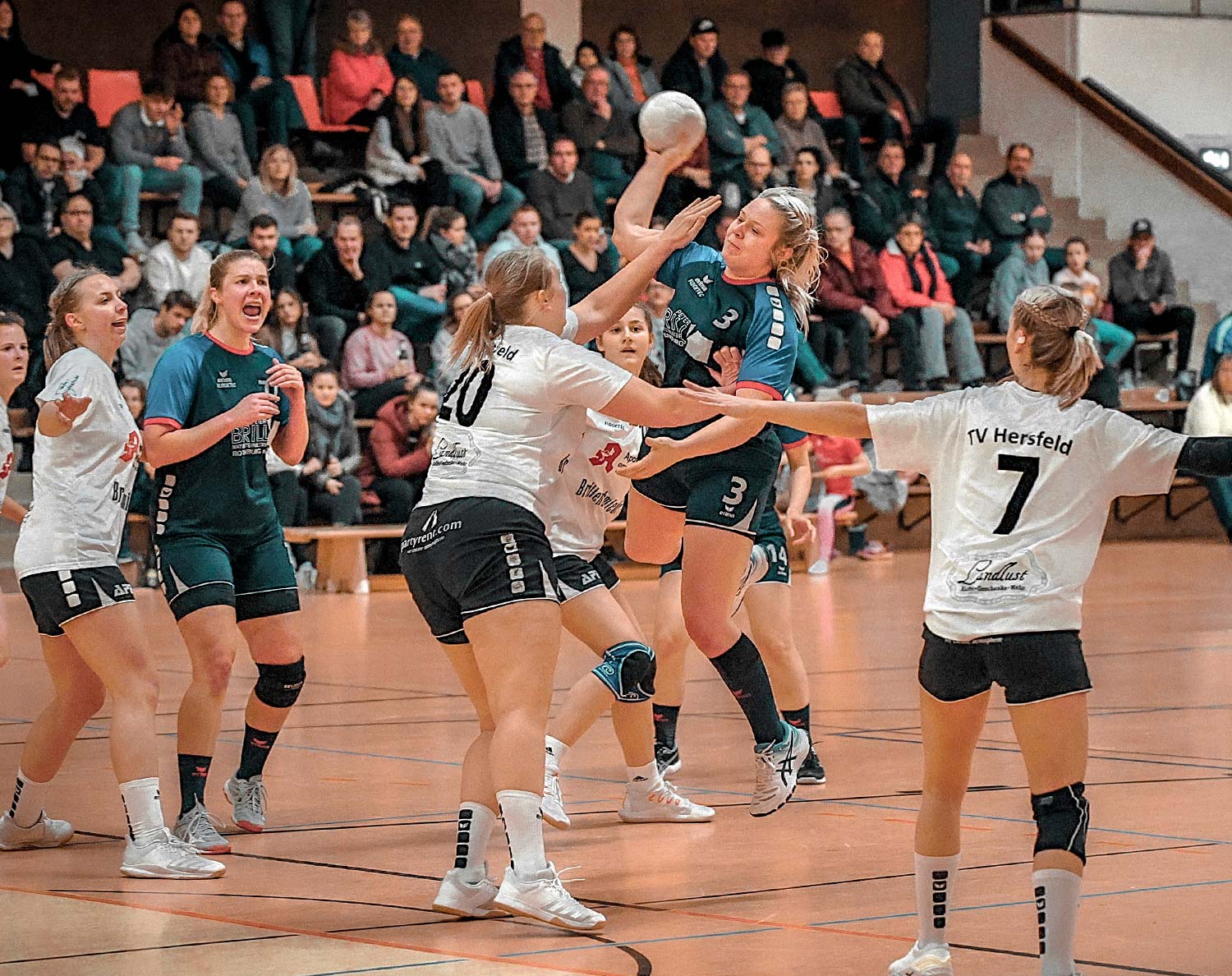 Die Landesliga-Handballerinnen der TG Rotenburg starten am Samstag mit einem Heimspiel in die neue Saison. Hier beim Wurf Michelle Horn (Mitte). Archiv-Foto: HNA