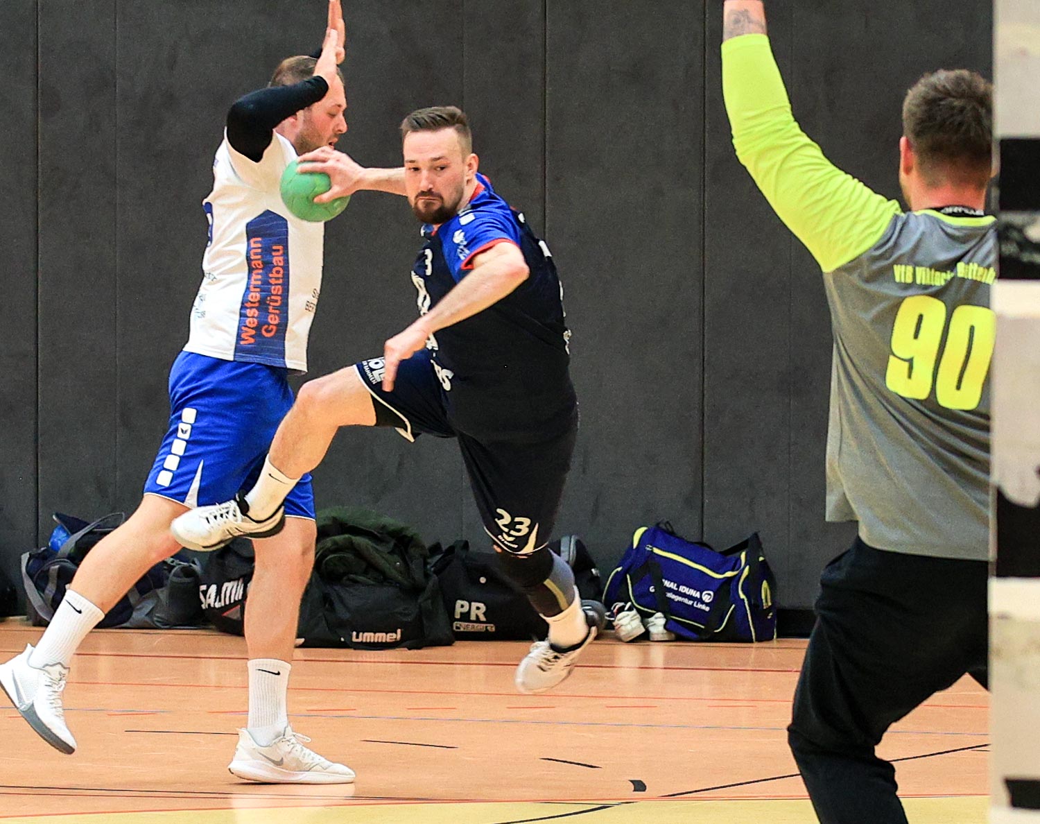 Er zählt zu den alten Hasen bei der TGR, die Verantwortung tragen: Kreisläufer Jan-Oliver Holl, hier am Ball, der auch als Siebenmeterschütze gefragt ist. Foto: Alicia Kreth
