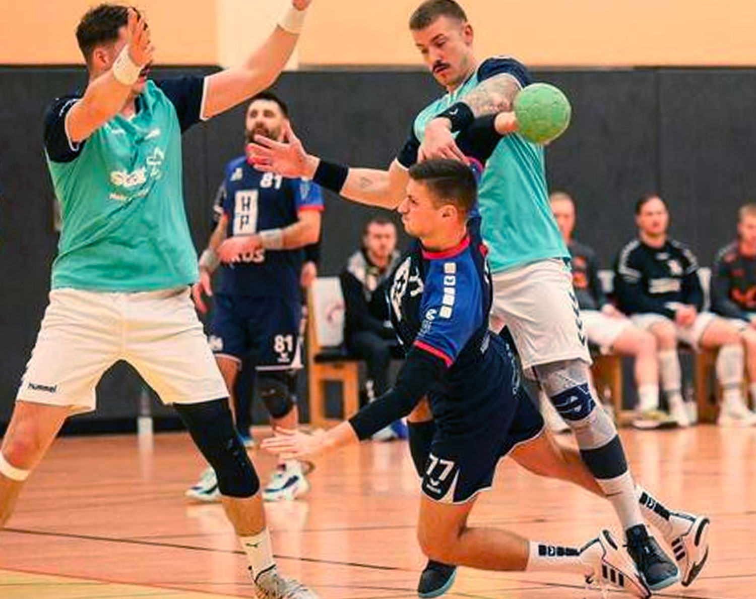 Kompromisslose Abwehr: Rotenburgs Julian Fischer (am Ball) versucht sich im Spiel gegen Wesertal durchzusetzen. Foto: Stefan Kost-Siepl