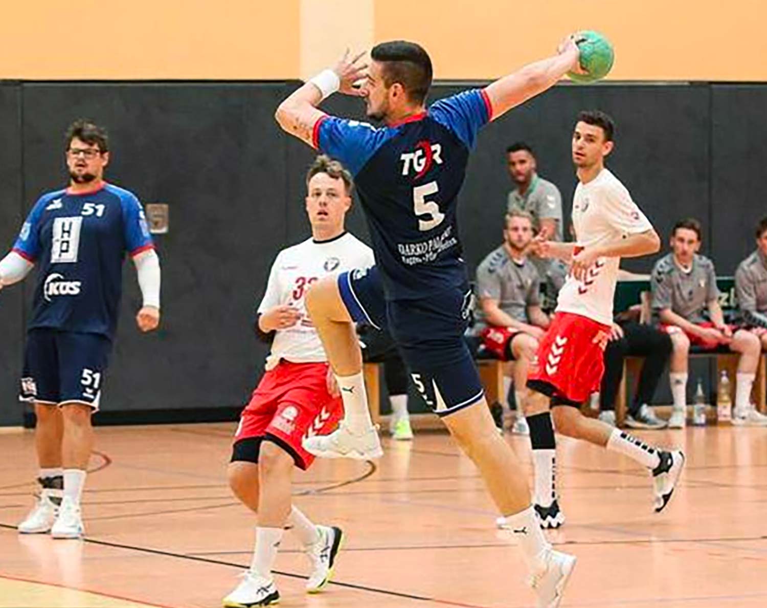 Zählte beim ersten Rotenburger Saisonsieg zu den erfolgreichsten Werfern im Team: Niklas Fischer, hier in der Vorwoche im Spiel gegen Körle/Guxhagen. Foto: Stefan Kost-Siepl