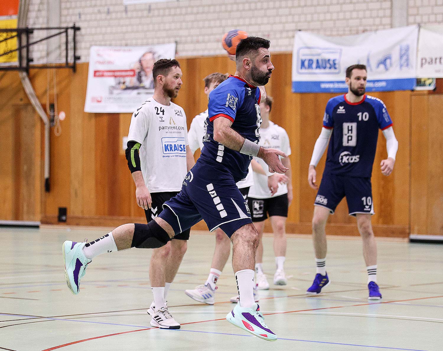 Wieder dabei: Rechtsaußen Petar Cutura streifte in Alsfeld zum ersten Mal in dieser Spielzeit das Trikot der TGR über. Foto: Stefan Kost-Siepl