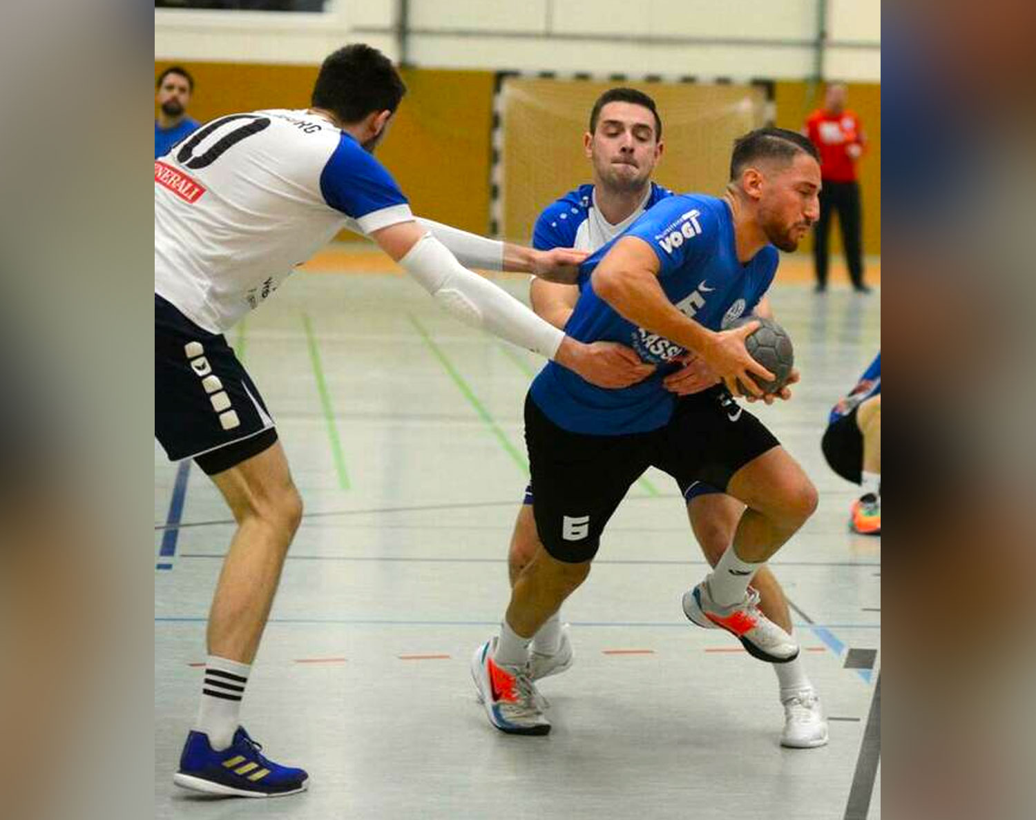 Der Abwehr aus den Händen entwischt: Hünfelds Felix Kircher (rechts) löst sich in dieser Szene aus der Umklammerung der Rotenburger Johannes Krapf (links) und Niklas Fischer. Foto: Hartmut Wenzel