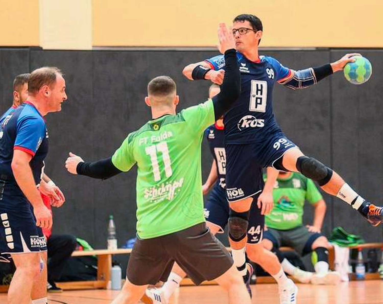 Zwei alte Hasen in Aktion: Linkshänder Marcus Einhorn zieht hier ab, beobachtet von Sascha Köhler (links am Kreis), der erfahrenen Leitfigur der TGR II. Foto: Stefan Kost-Siepl