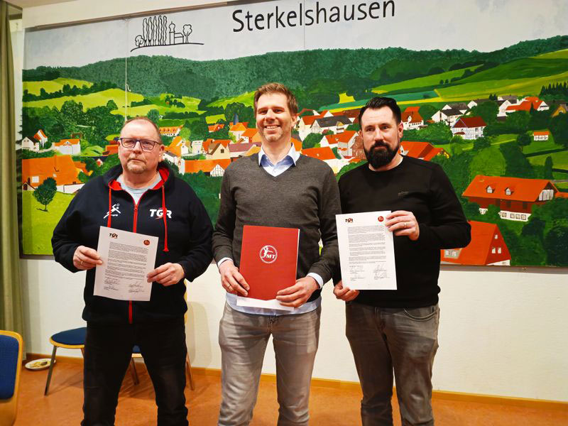 Es ist geschafft: Reiner Wollrath, Dr. Alexander Schröder und Sebastian Münscher nach der Vertragsunterzeichnung. Foto: Burghard Hautpmann