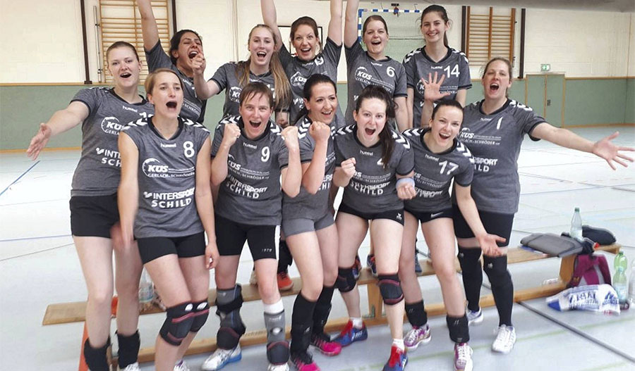 Und wir sind doch wieder dabei: Der Jubel kannte nach dem enfgültigen Klassenerhalt der Rotenburger Volleyballerinnen in der Bezirksoberliga keine Grenzen mehr.© TG Rotenburg/nh