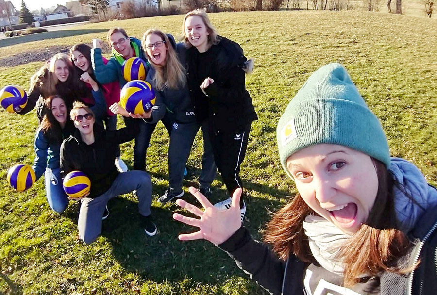 Gewinner versprühen gute Laune: Diese These belegen die Volleyballerinnen der TG Rotenburg nach dem Erfolg in Balhorn. Vorn Konni Gorny, die das Selfie knipste. © Konstanze Gorny