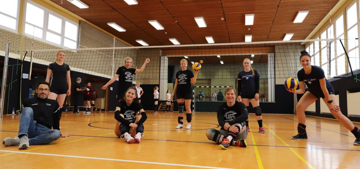 Es wird noch dauern, bis die Volleyballerinnen der TG Rotenburg wieder schmettern und blocken dürfen. Trainer Mathias Bickel (links) hofft, dass das Team bis dahin die Motivation hochhalten kann. 
